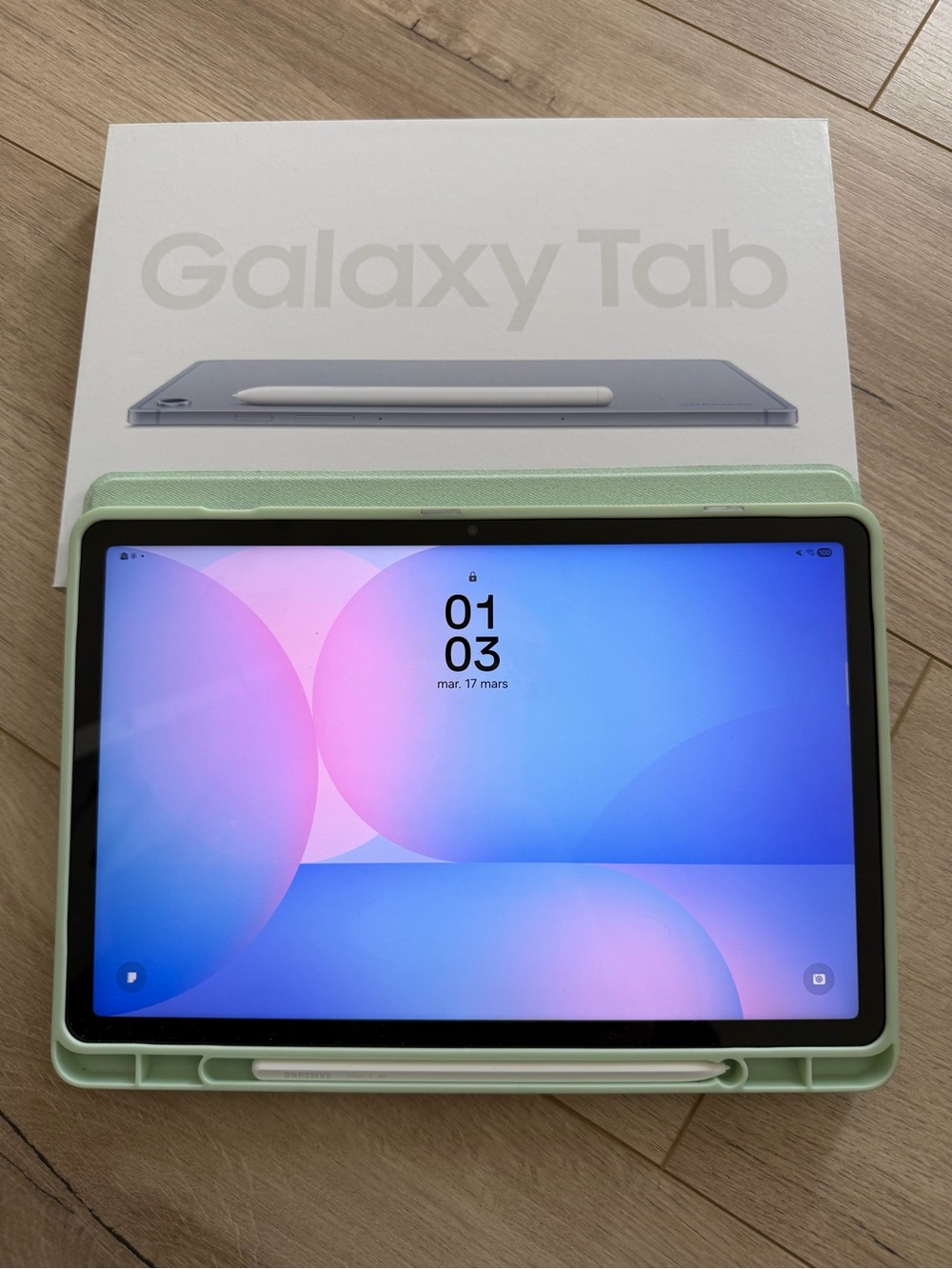 Samsung Galaxy S10 FE Tab in Light Green with Stylus